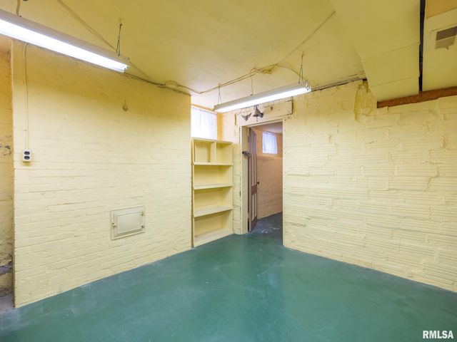 2409 N LINN Street, Peoria, IL 61604