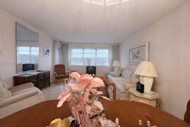 410 SE 2nd St 305, Hallandale Beach, FL 33009