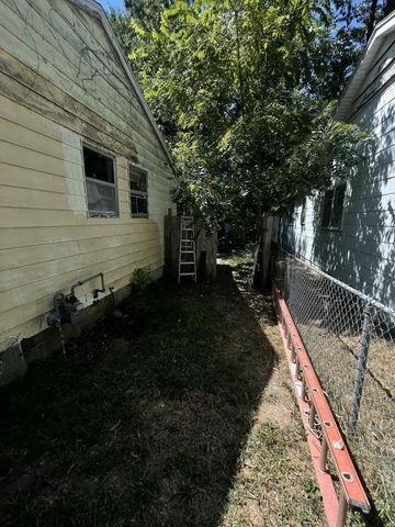 2221 North Kellett Avenue, Springfield, MO 65803