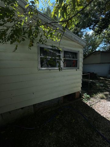 2221 North Kellett Avenue, Springfield, MO 65803