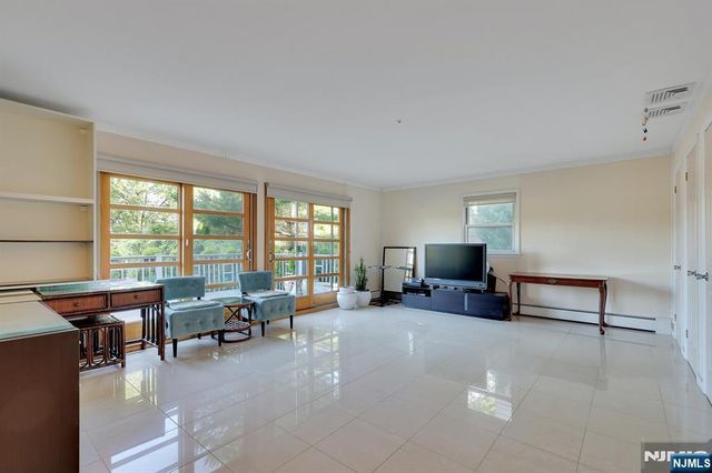 38 Ash Street, Englewood Cliffs, NJ 07632