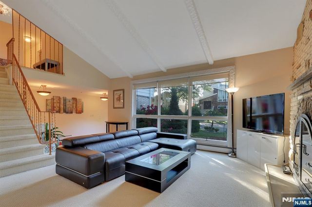 38 Ash Street, Englewood Cliffs, NJ 07632