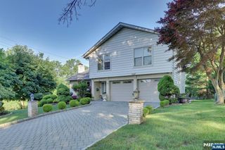 38 Ash Street, Englewood Cliffs, NJ 07632
