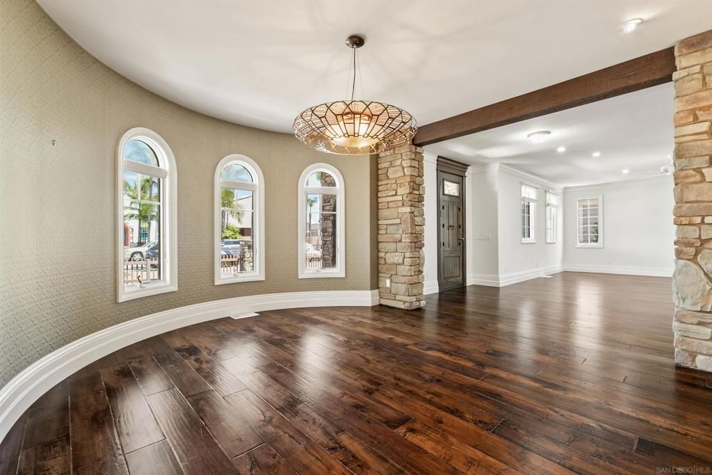 Image 14 of property listing at 4120 Bayard St, San Diego, CA 92109