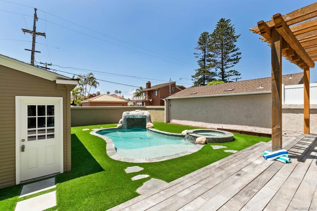 Image 27 of property listing at 4120 Bayard St, San Diego, CA 92109