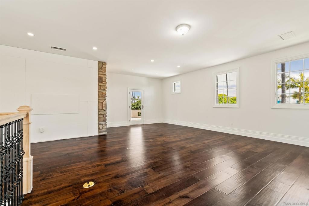Image 36 of property listing at 4120 Bayard St, San Diego, CA 92109