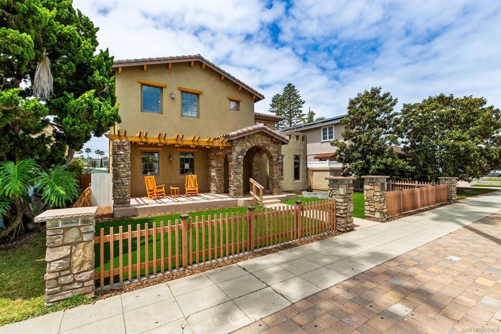 Image 6 of property listing at 4120 Bayard St, San Diego, CA 92109
