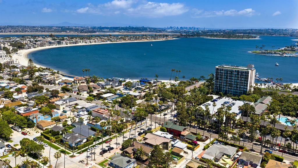 Image 64 of property listing at 4120 Bayard St, San Diego, CA 92109