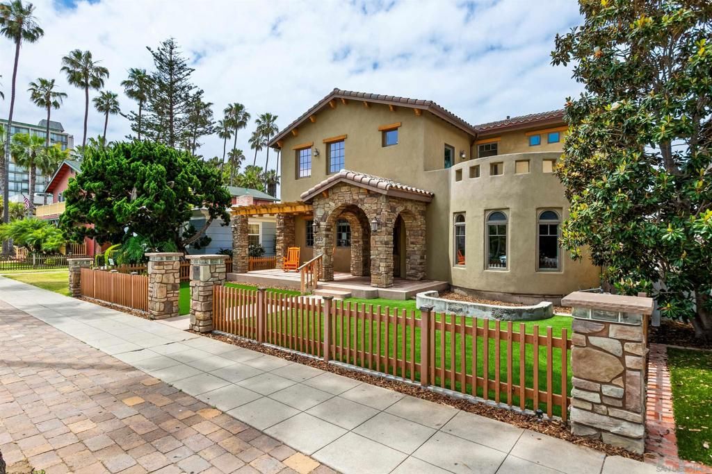 Image 7 of property listing at 4120 Bayard St, San Diego, CA 92109