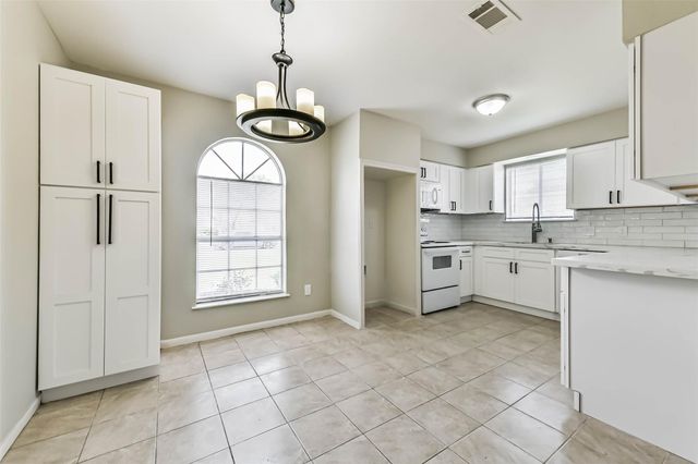 521 29th Avenue N, Texas City, TX 77590