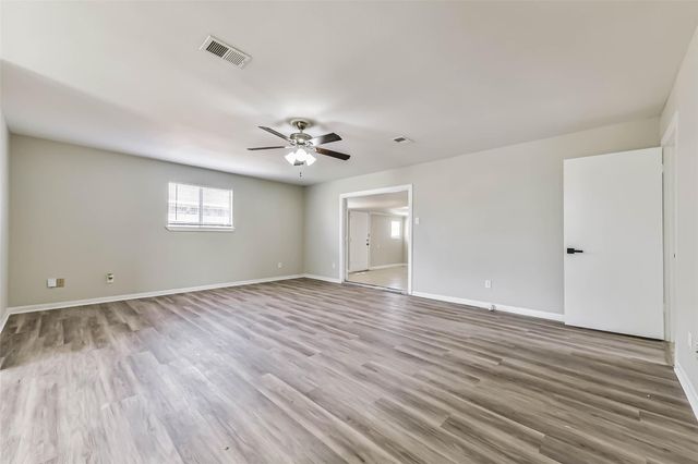 521 29th Avenue N, Texas City, TX 77590