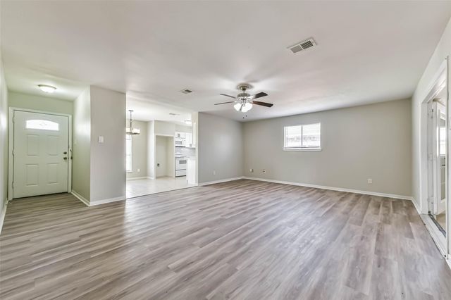 521 29th Avenue N, Texas City, TX 77590