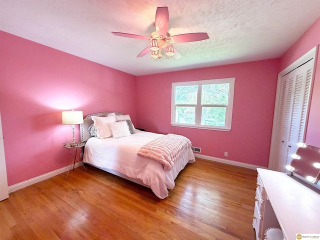 1016 Meadow Road, Omaha, NE 68154