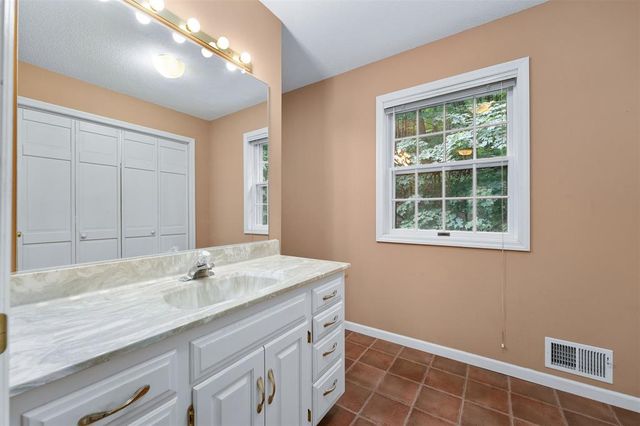 137 Canterbury Road, Eau Claire, WI 54701