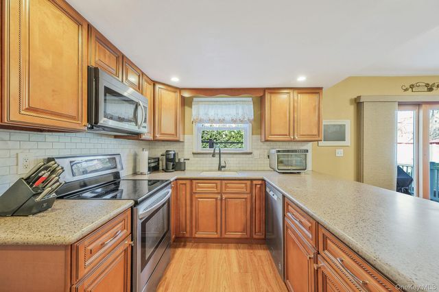 23 Foxboro Avenue, Farmingville, NY 11738