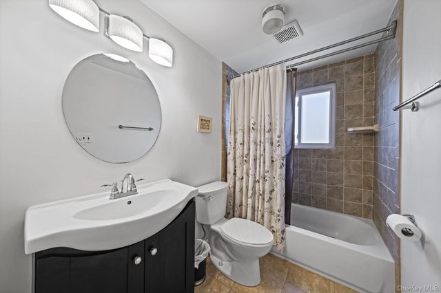 23 Foxboro Avenue, Farmingville, NY 11738