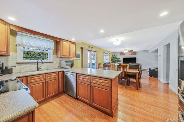 23 Foxboro Avenue, Farmingville, NY 11738