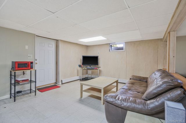 23 Foxboro Avenue, Farmingville, NY 11738