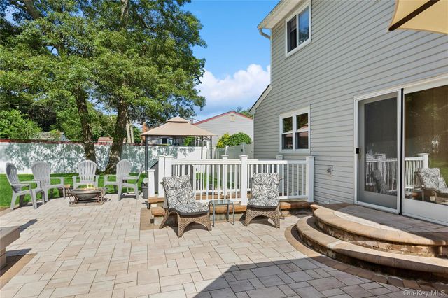 23 Foxboro Avenue, Farmingville, NY 11738