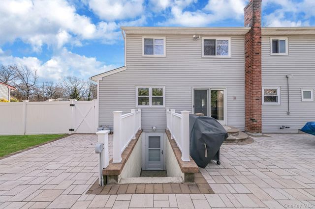 23 Foxboro Avenue, Farmingville, NY 11738