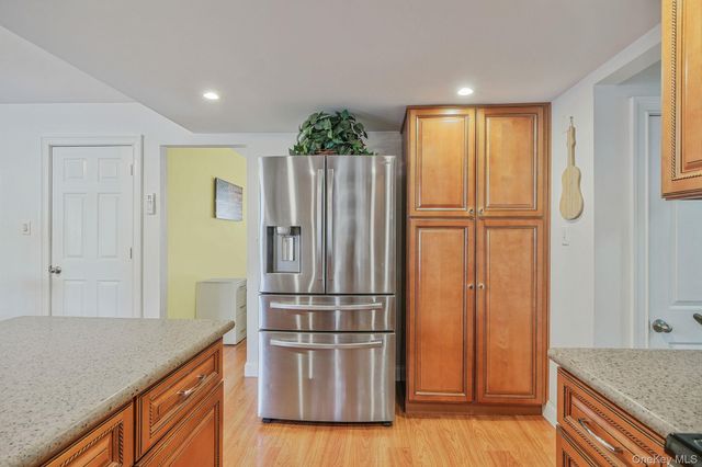 23 Foxboro Avenue, Farmingville, NY 11738