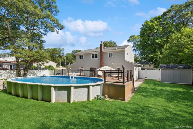 23 Foxboro Avenue, Farmingville, NY 11738