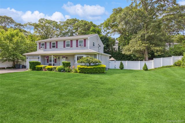 23 Foxboro Avenue, Farmingville, NY 11738