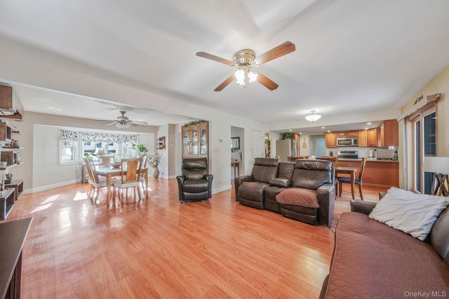 23 Foxboro Avenue, Farmingville, NY 11738