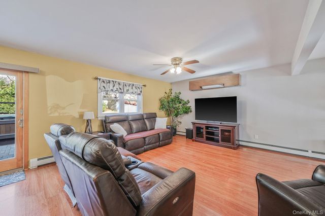 23 Foxboro Avenue, Farmingville, NY 11738