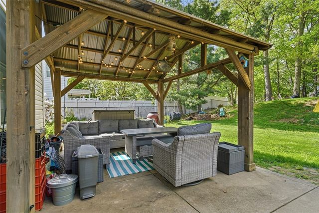 149 Stonewood Dr, Bethel Park, PA 15102