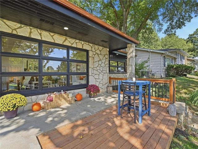 980 NW South Shore Drive, Lake Waukomis, MO 64151