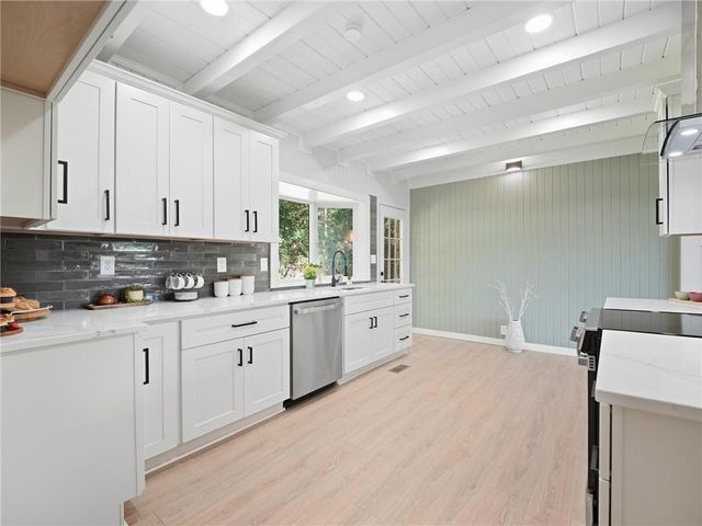 980 NW South Shore Drive, Lake Waukomis, MO 64151