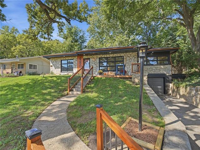 980 NW South Shore Drive, Lake Waukomis, MO 64151