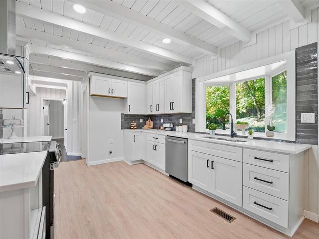 980 NW South Shore Drive, Lake Waukomis, MO 64151