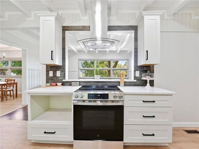 980 NW South Shore Drive, Lake Waukomis, MO 64151