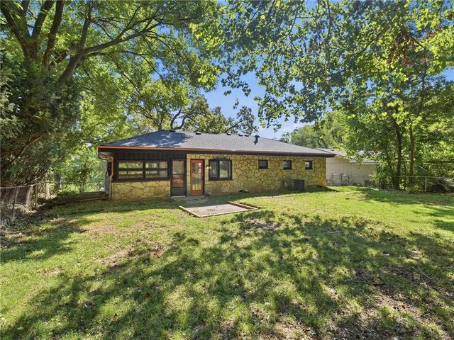 980 NW South Shore Drive, Lake Waukomis, MO 64151