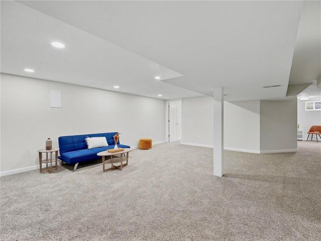 980 NW South Shore Drive, Lake Waukomis, MO 64151