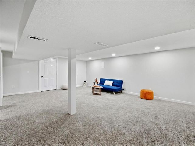980 NW South Shore Drive, Lake Waukomis, MO 64151