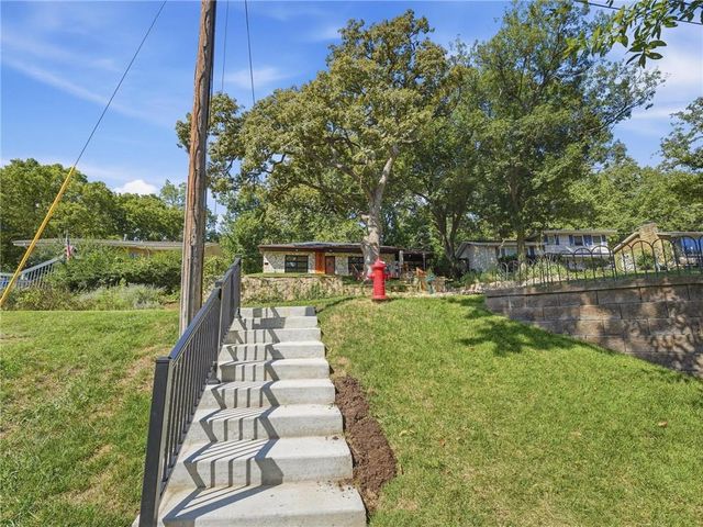 980 NW South Shore Drive, Lake Waukomis, MO 64151