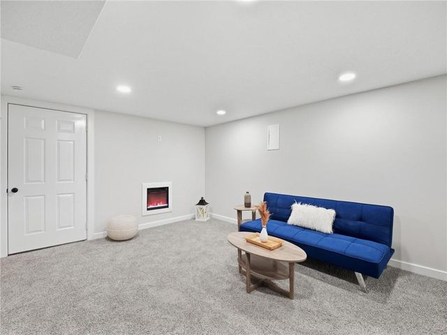 980 NW South Shore Drive, Lake Waukomis, MO 64151