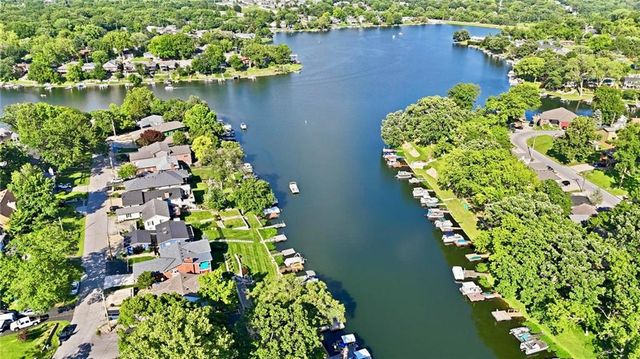 980 NW South Shore Drive, Lake Waukomis, MO 64151