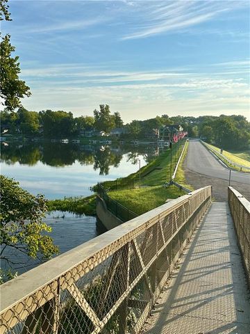 980 NW South Shore Drive, Lake Waukomis, MO 64151