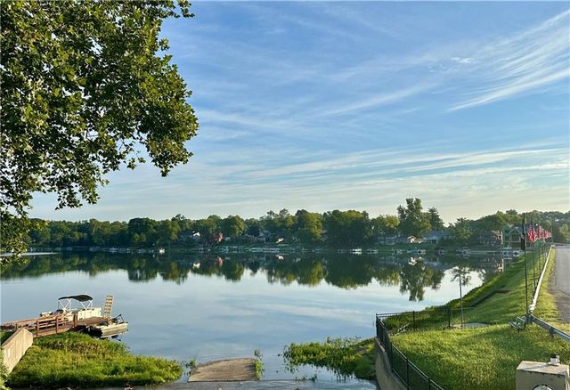 980 NW South Shore Drive, Lake Waukomis, MO 64151