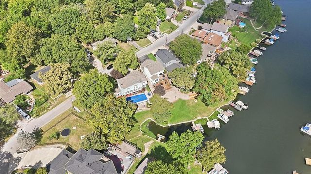 980 NW South Shore Drive, Lake Waukomis, MO 64151