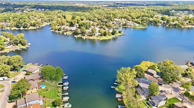 980 NW South Shore Drive, Lake Waukomis, MO 64151