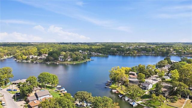 980 NW South Shore Drive, Lake Waukomis, MO 64151