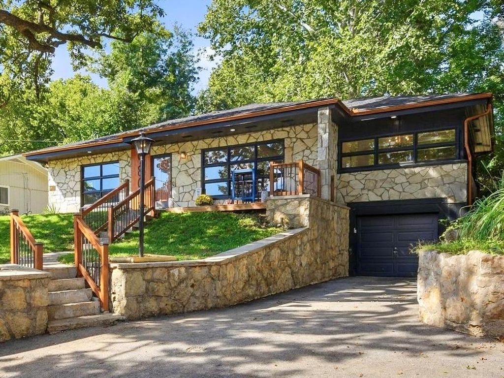 980 NW South Shore Drive, Lake Waukomis, MO 64151