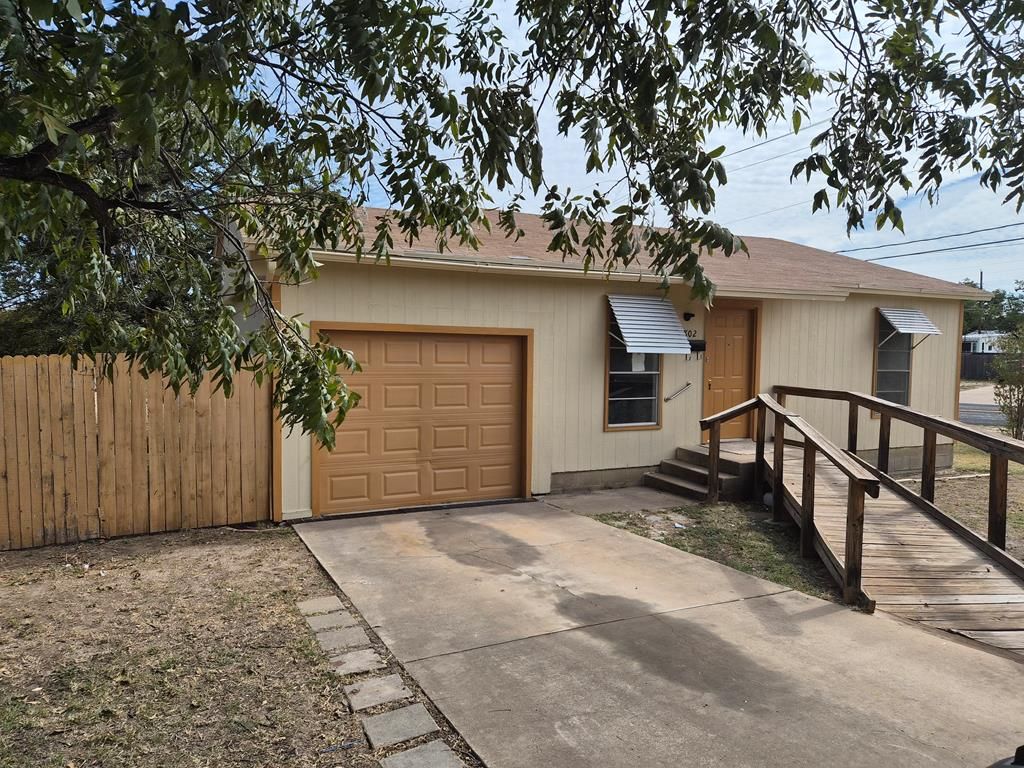 Image 1 of property listing at 802 N Bishop St, San Angelo, TX 76901
