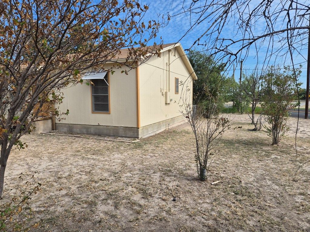 Image 10 of property listing at 802 N Bishop St, San Angelo, TX 76901