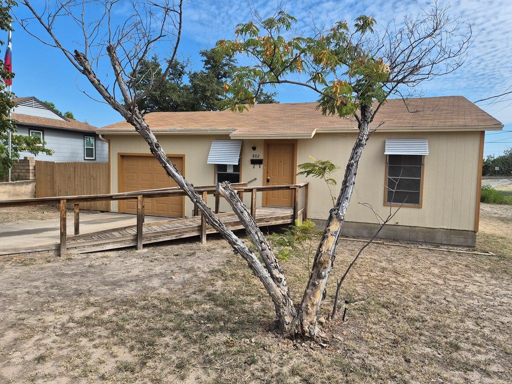 Image 11 of property listing at 802 N Bishop St, San Angelo, TX 76901